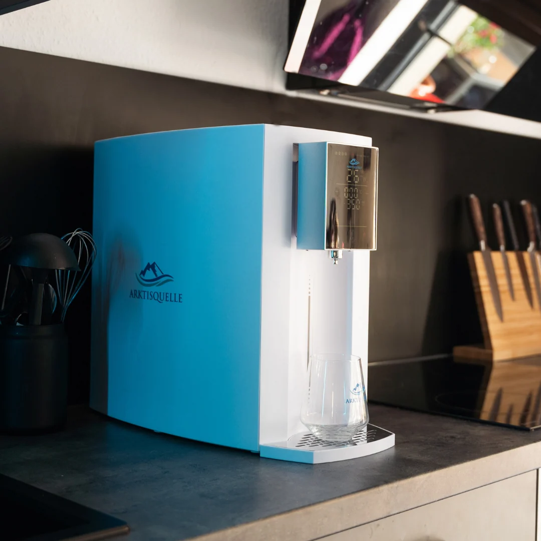 Der Arktisquelle Wasserfilter in einer Küche, zweite Ansicht