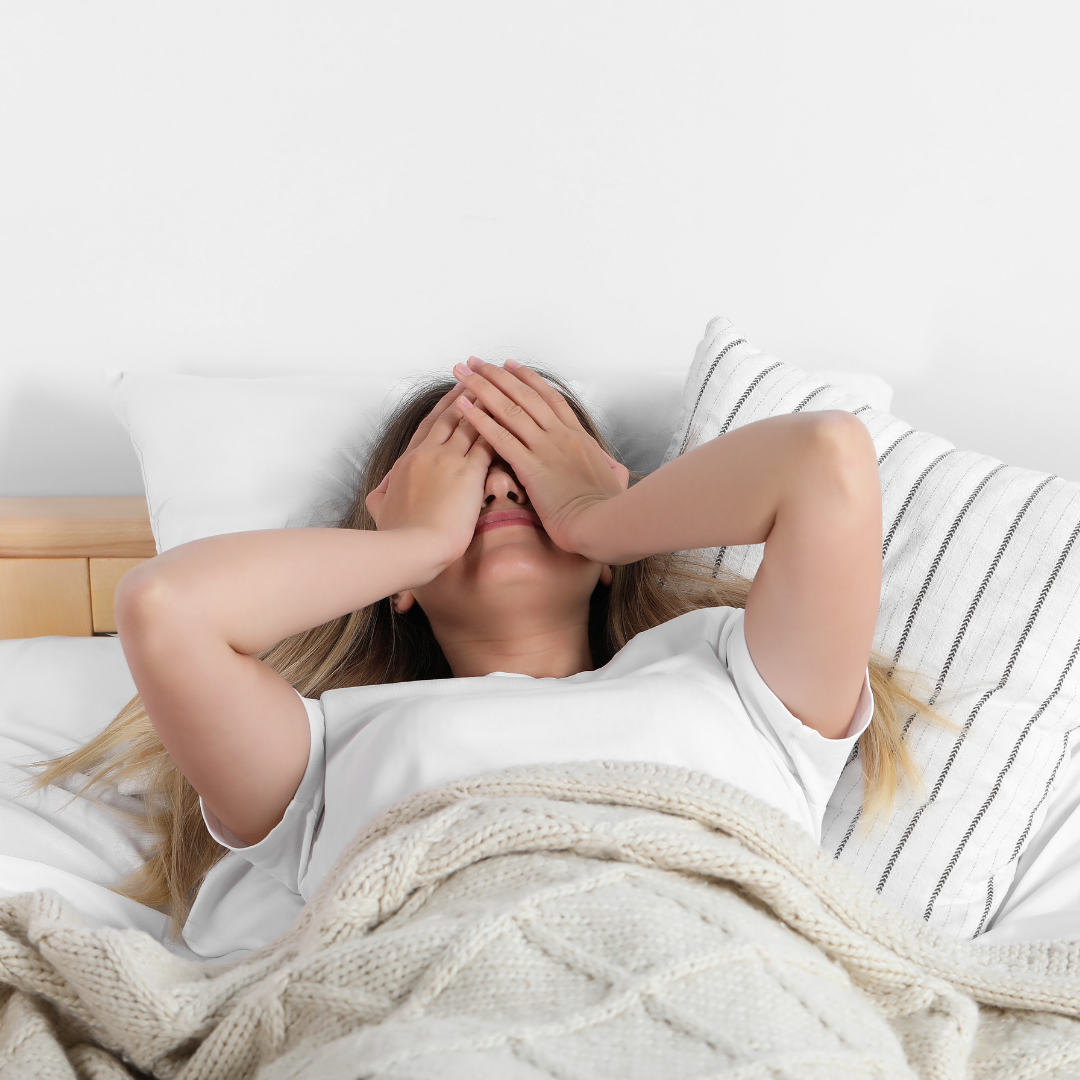 Gestresste Person liegt wach im Bett