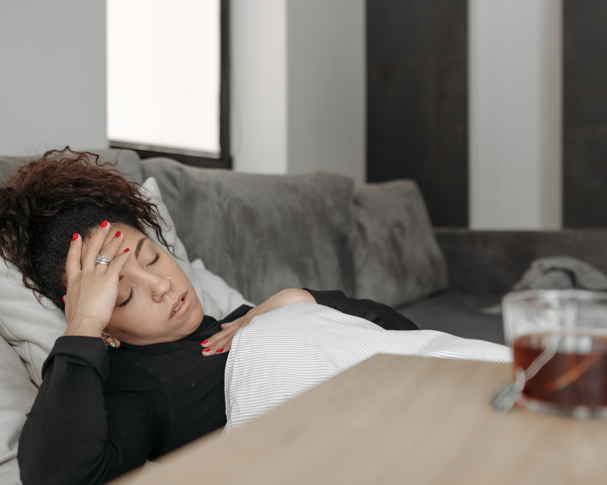 Erschöpfte Person im Alltag
