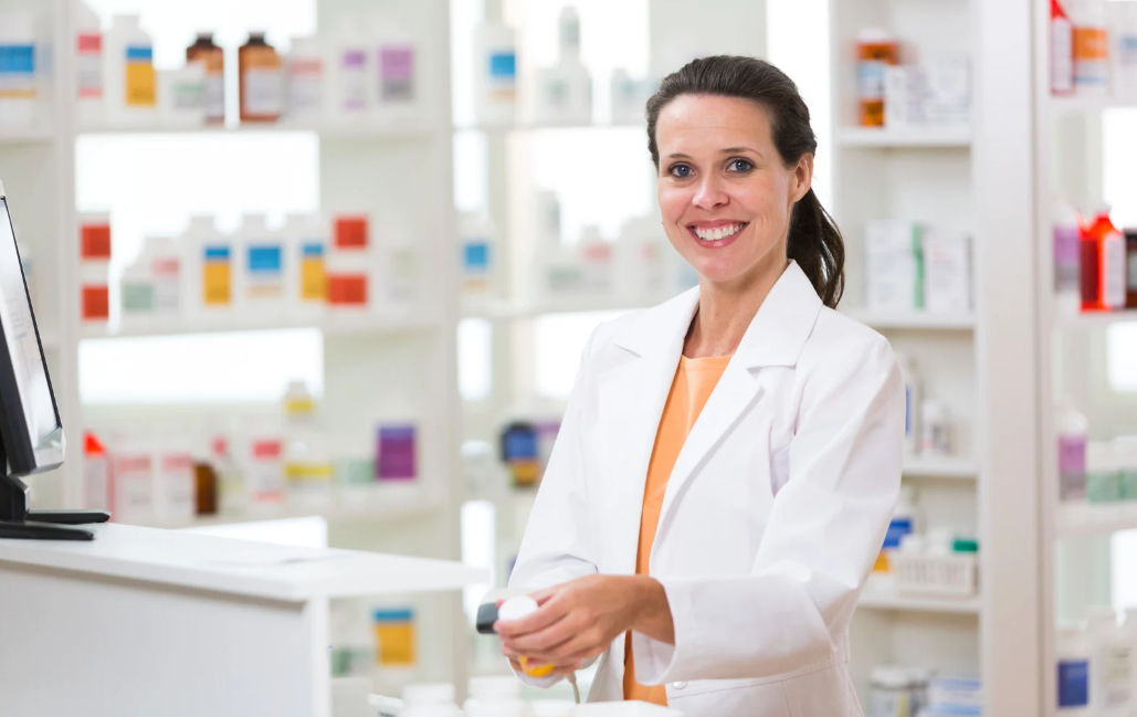 Apothekerin berät zur Zinksalbe